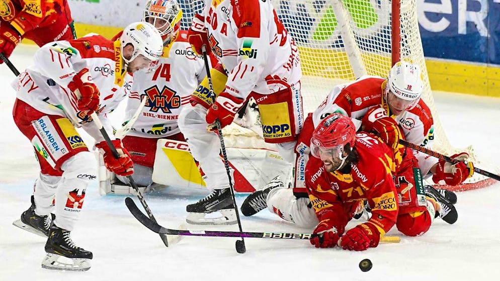 Lions and Tigers remain home powers - Gallery. Langnau's Julian Schmutz is difficult to stop at the moment