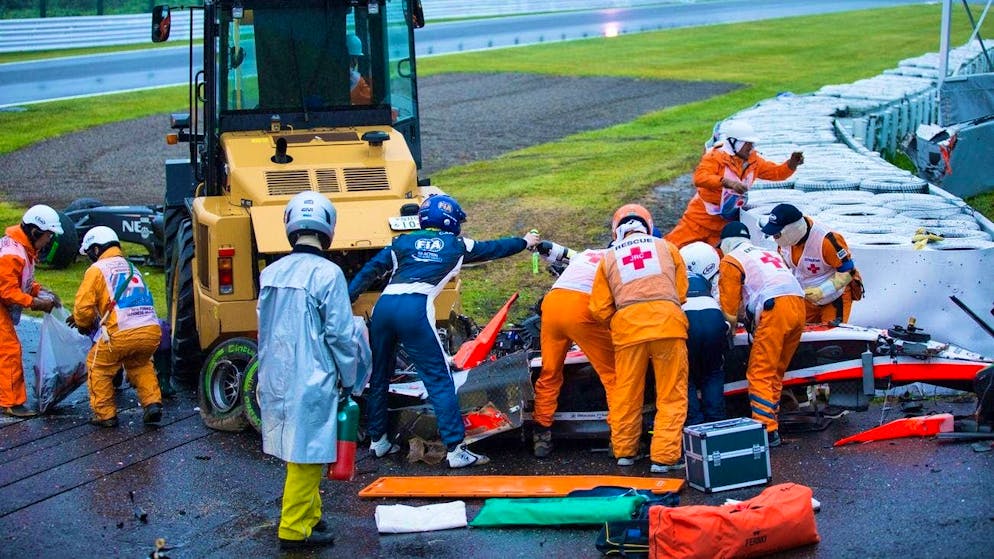 Jules Bianchi viene curato dai medici dopo l'incidente di Suzuka. Alcuni mesi dopo, il francese muore in ospedale.