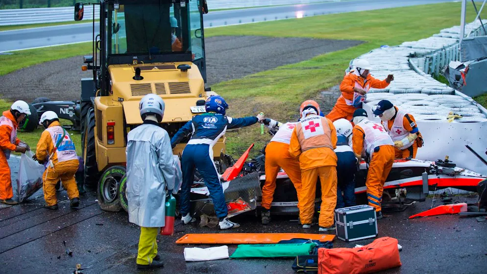 Jules Bianchi wird nach seinem Unfall in Suzuka von Ärzten behandelt. Mehrere Monate später verstirbt der Franzose im Spital.