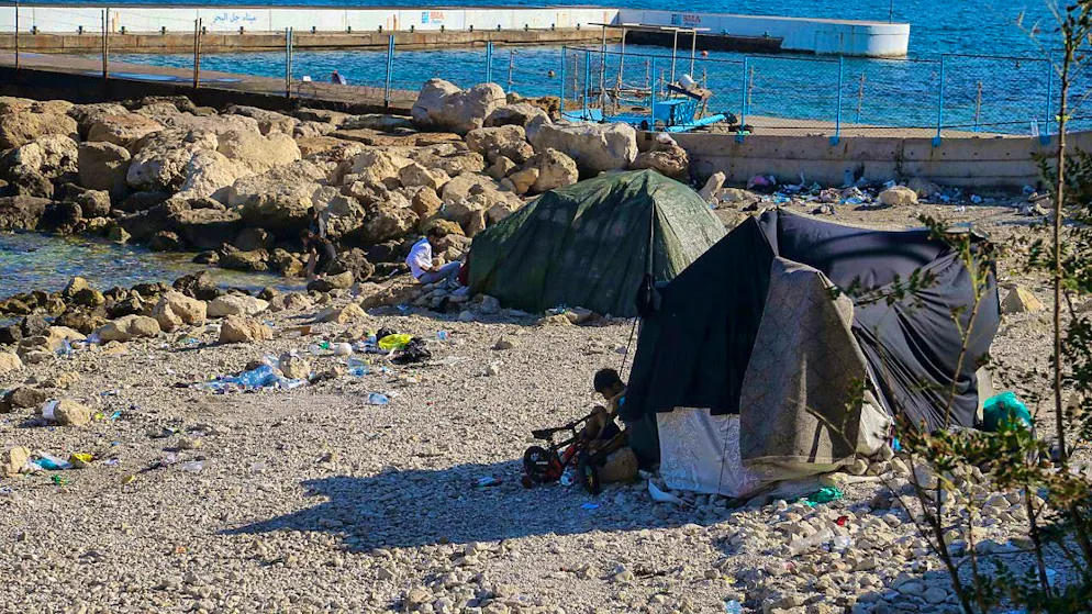 dpatopbilder - Lebanese who fled southern Lebanon and a southern suburb of Beirut sit near their makeshift tent erected on the Beirut waterfront. Photo: Marwan Naamani/dpa