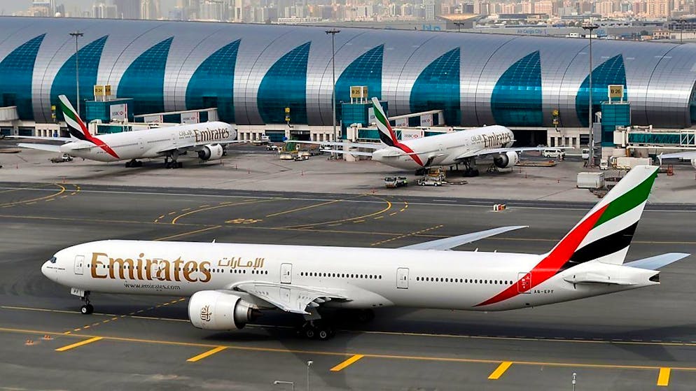 Ein Flugzeug von Emirates am Flughafen von Dubai. (Archivbild)