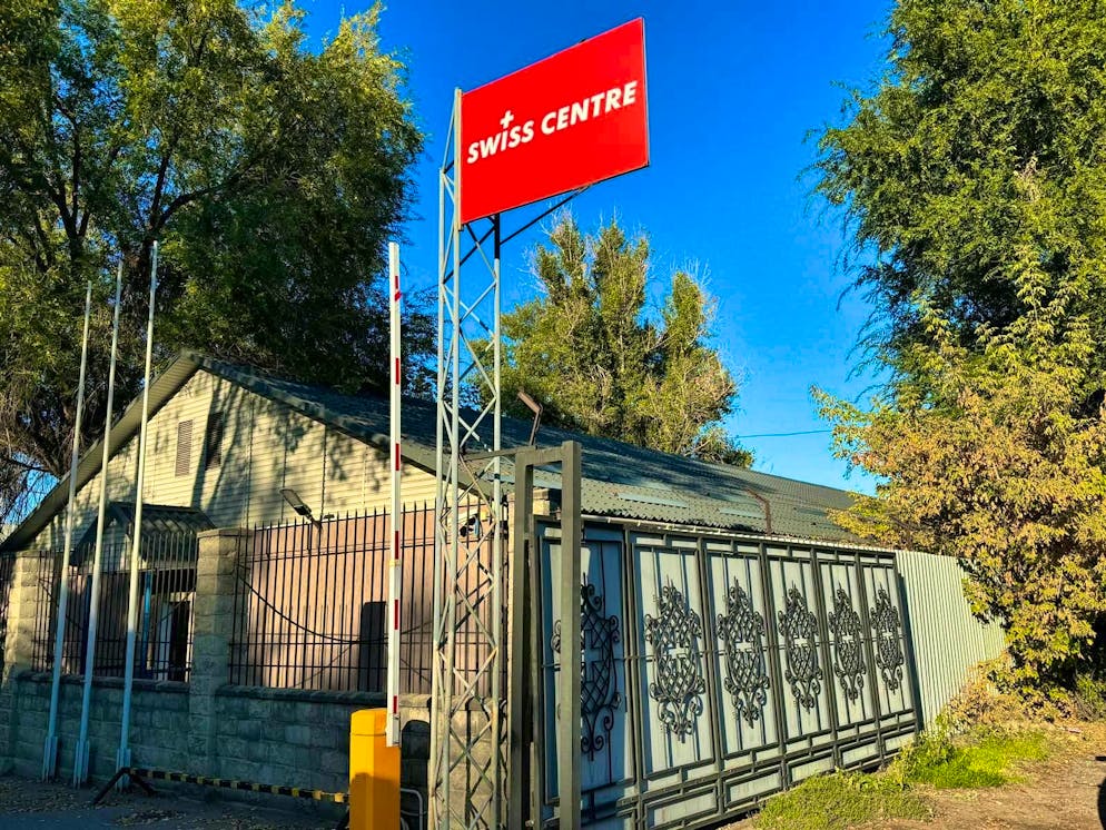 The consulate is housed in the "Swiss Center" - even the coat of arms is on the gate.