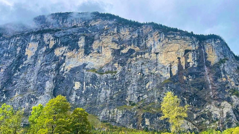 The base jumper involved in the accident had jumped from a high rock face near Lauterbrunnen BE.