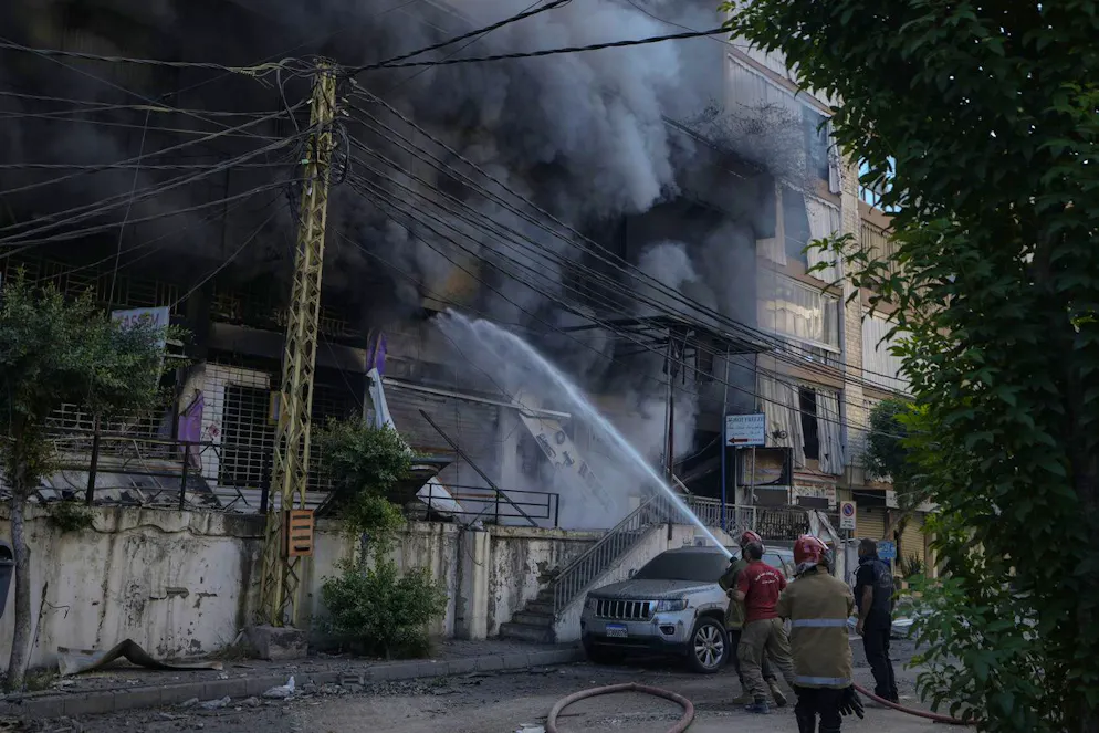 Des pompiers éteignent un incendie sur le site d'une frappe aérienne israélienne à Dahiyeh, Beyrouth, Liban, dimanche 6 octobre 2024. (AP Photo/Bilal Hussein)