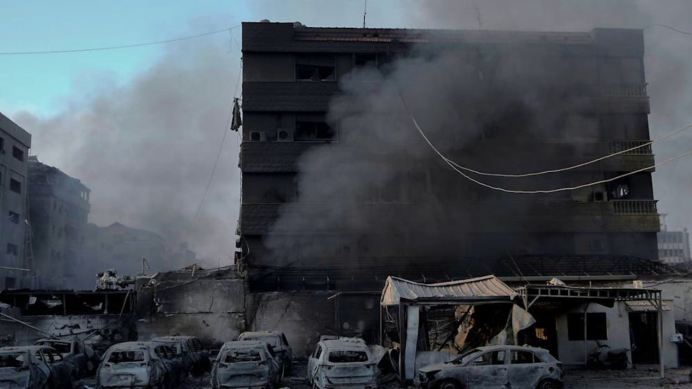 dpatopbilder - Rauch steigt nach israelischen Luftangriffen in Beirut auf. Foto: Bilal Hussein/AP