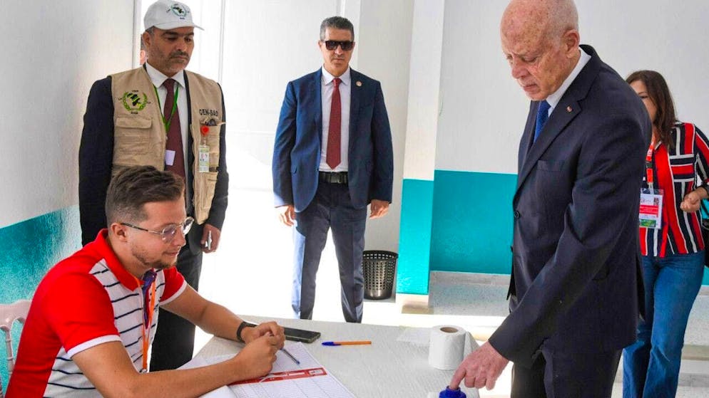 Tunisian President Kais Saied (R) casts his vote at a polling station during the presidential election. Photo: Khaled Nasraoui/dpa