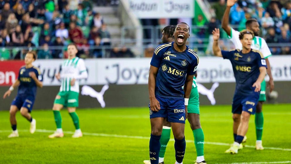 Servette's Dereck Kutesa is annoyed about a missed chance