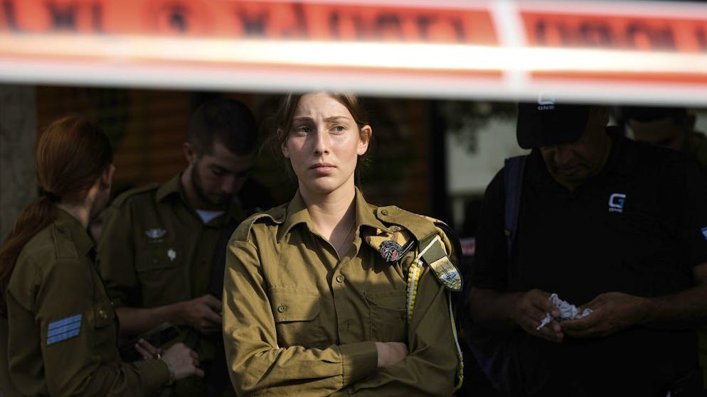 Una soldatessa israeliana osserva la scena dell'attacco a Beersheba domenica 6 ottobre 2024.