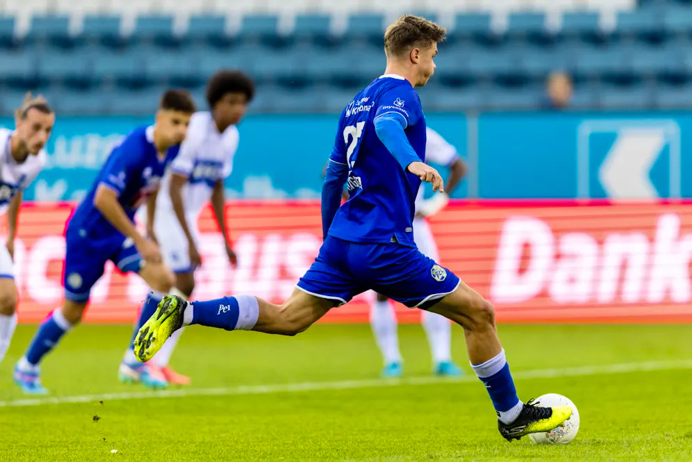 Lars Villiger schiesst einen komischen Elfmeter.