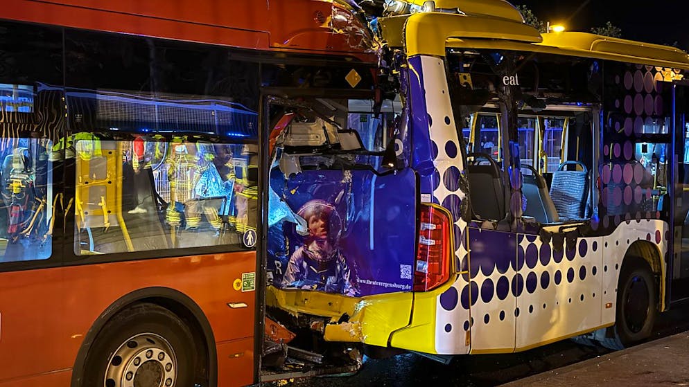Ein Linienbus fuhr im bayerischen Regensburg in einen vorausfahrenden Bus.