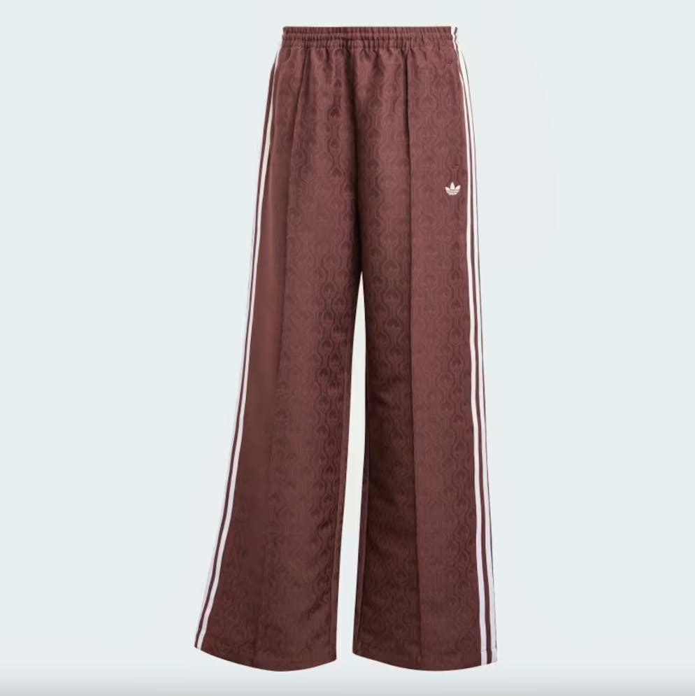 Trend-Alarm 7: Trainerhosen. 70s-Oversized-Trainingshose in der Farbe «Shadow Brown» von Adidas für 120 Franken. 