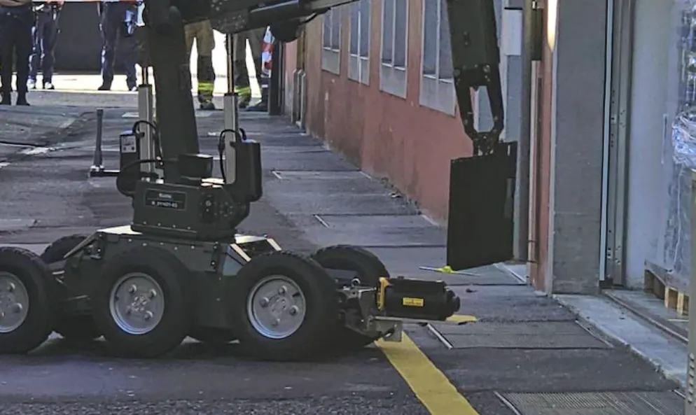 Ein Roboter unterstützt die Einsatzkräfte bei der Untersuchung des verdächtigen Couverts. 