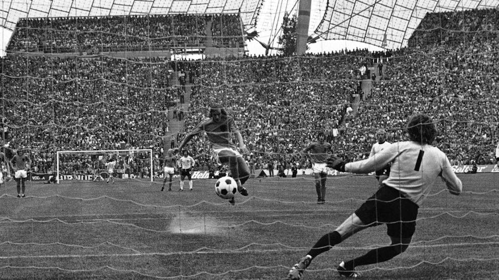 Goalscorer in the 1974 World Cup final: Johan Neeskens scores the early 1:0 against West Germany from the penalty spot, but the Dutch lose 2:1 in the end.