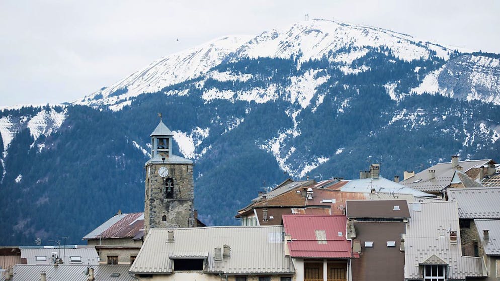 ARCHIV - In dem französischen Wintersportort Seyne-les-Alpes stehen die Skilifte für immer still. Foto: Rolf Vennenbernd/dpa