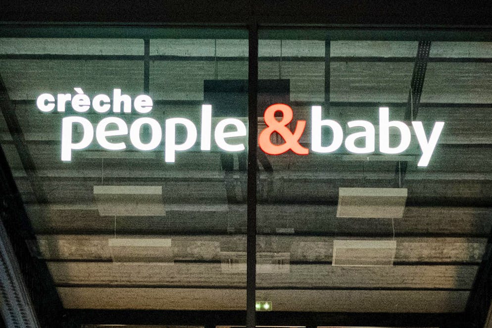 Deux anciens employés d'une crèche People&Baby à Villeneuve-d'Ascq (Nord) ont été condamnés le 7 octobre 2024 à 10 mois de prison avec sursis pour violences sur des enfants.