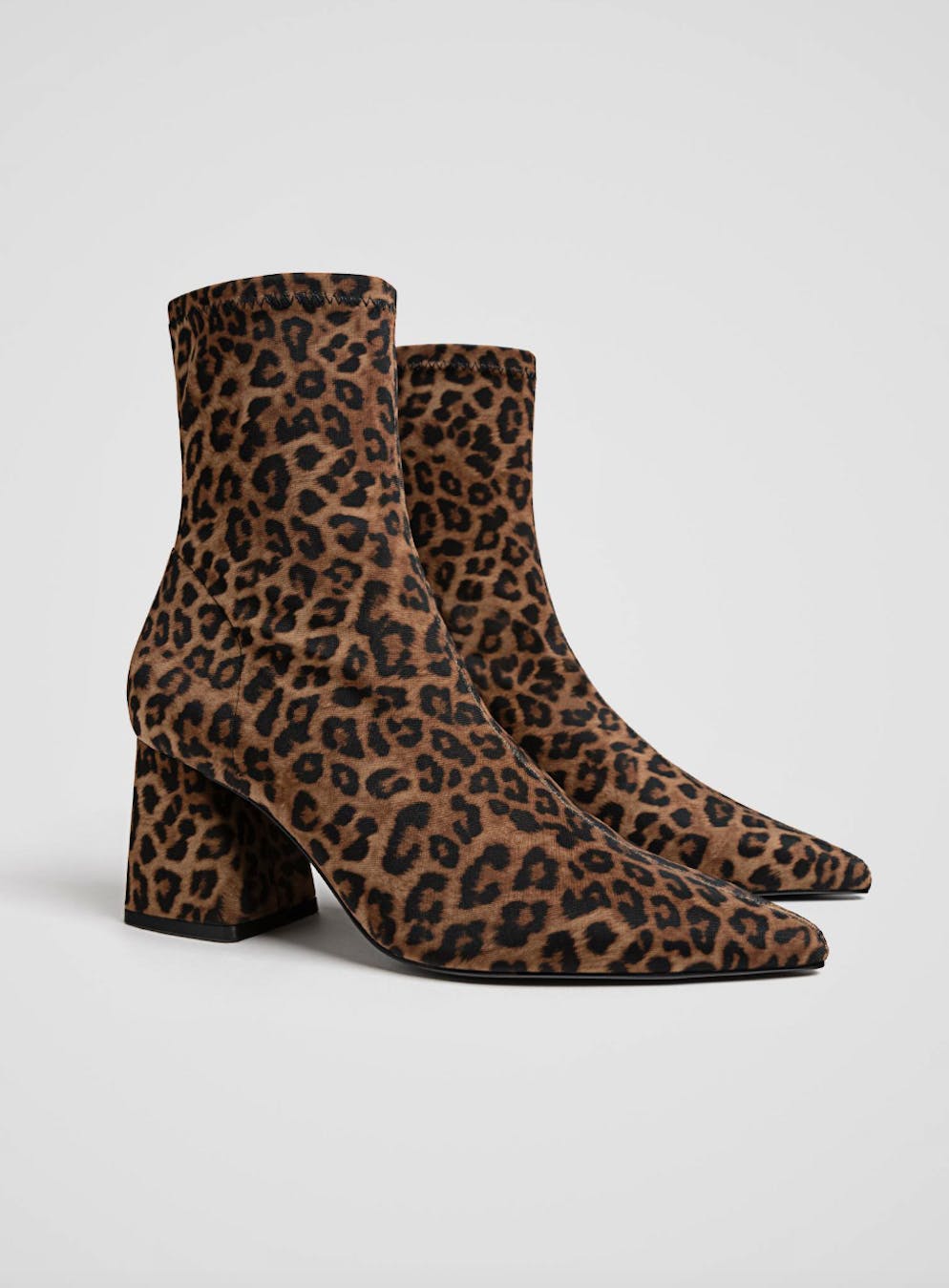 Trend-Alarm 2: Leo-Print. Stiefeletten im Leo-Look von Stradivarius für 49.90 Franken. 