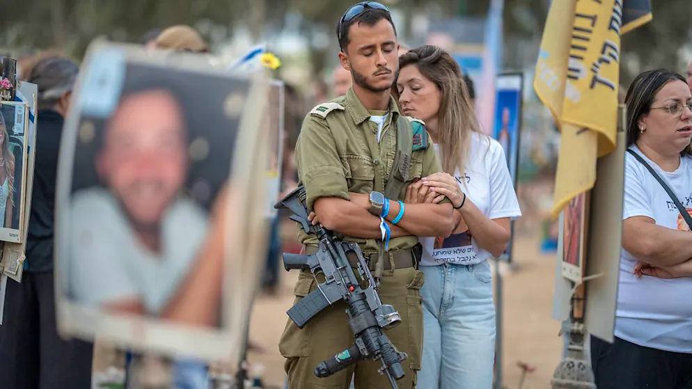 dpatopbilder - Angehörige und Freunde trauern auf dem Gelände des Nova Festivals anlässlich des ersten Jahrestages des Hamas-Angriffs auf Israel. Foto: Ilia yefimovich/dpa