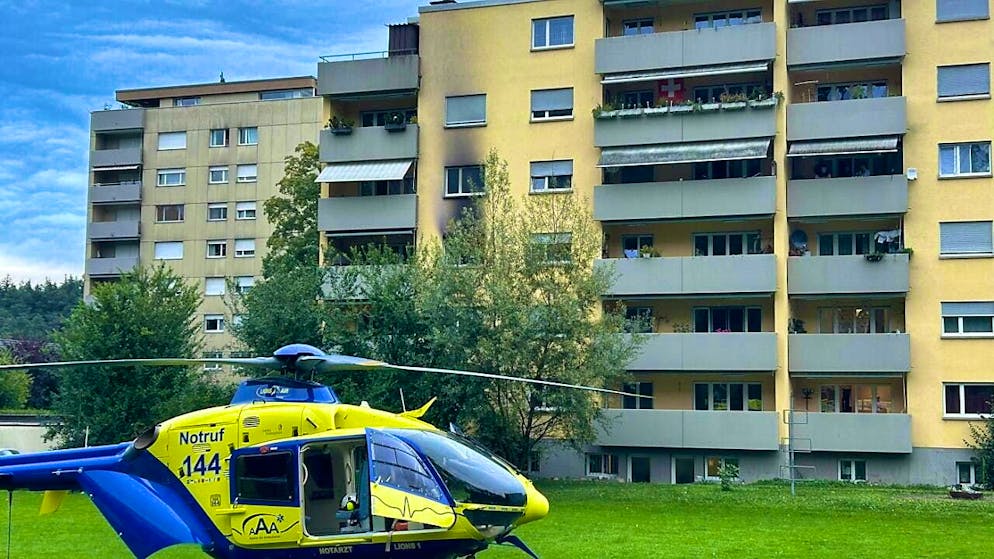 A 24-year-old woman suffered serious burn injuries in an apartment fire in Stilli AG. A rescue helicopter flew the woman, who was rescued from the apartment by neighbors, to a hospital.
