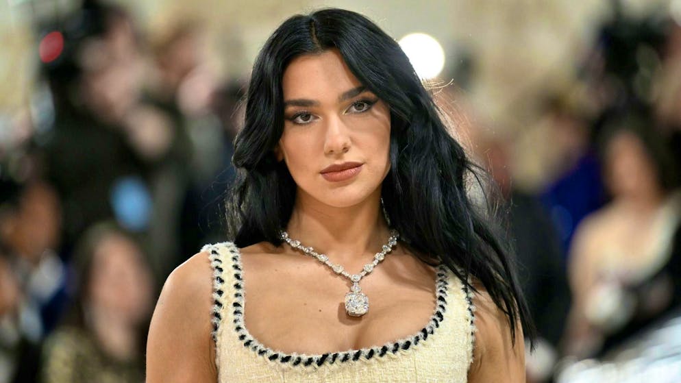 The British singer has started a social media trend: countless people are trying her invented drink, which contains cola, pickles and jalapeños.