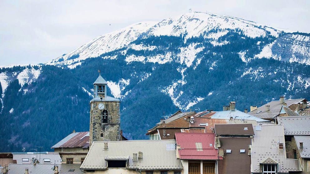 ARCHIVE - In the French winter sports resort of Seyne-les-Alpes, the ski lifts are closed for good. Photo: Rolf Vennenbernd/dpa