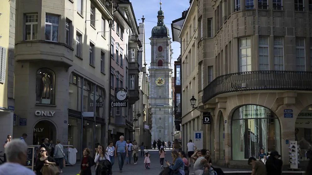 Die ständige Wohnbevölkerung des Kantons St. Gallen ist im vergangenen Jahr gewachsen. Im Bild zu sehen sind Personen in der St. Galler Altstadt. (Archivbild)