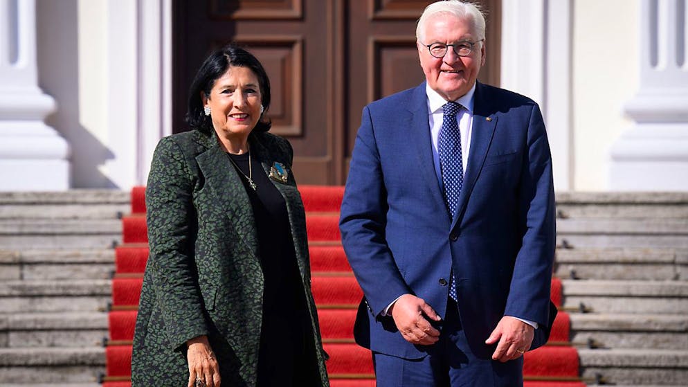 ARCHIV - Der deutsche Bundespräsident Frank-Walter Steinmeier begrüßt Georgiens Präsidentin Salome Surabischwili vor dem Schloss Bellevue in Berlin. Foto: Bernd von Jutrczenka/dpa