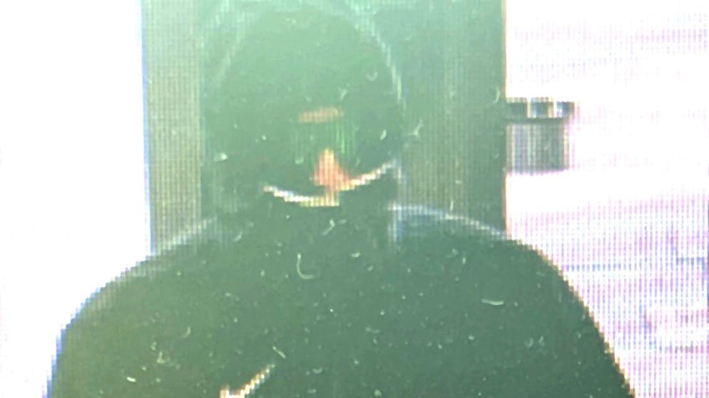 Robbery in Sursee. Lucerne police are looking for this bank robber with pictures