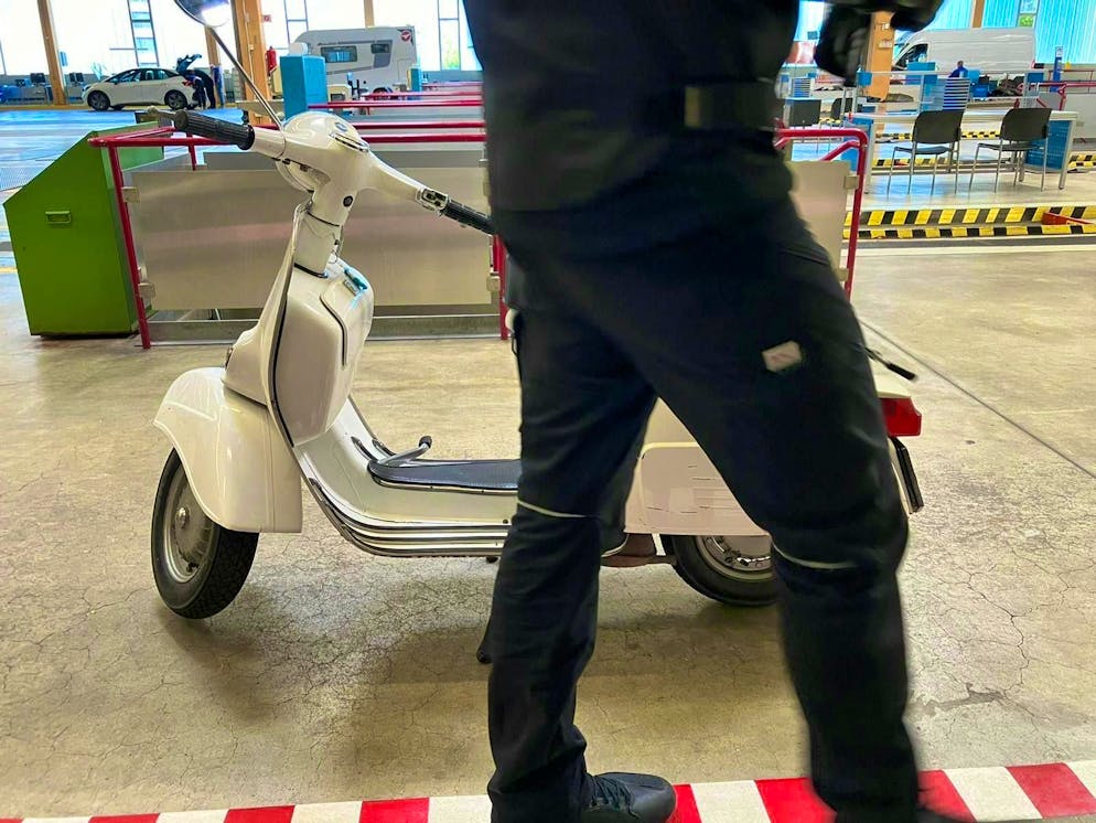 A Vespa mechanic refuses the veteran's inspection and still has to pay for it.