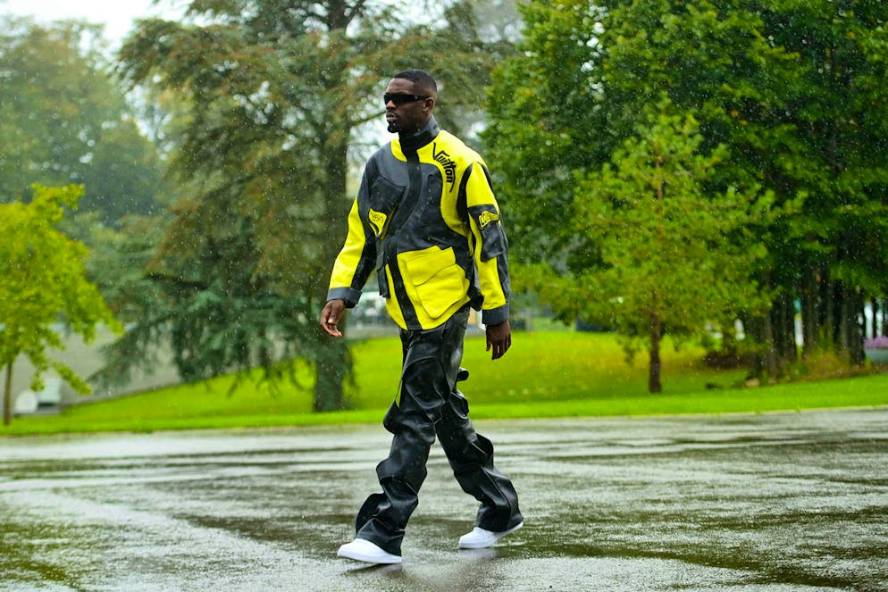 Le stelle francesi alla sfilata del ritiro della nazionale. Marcus Thuram ama la stravaganza.