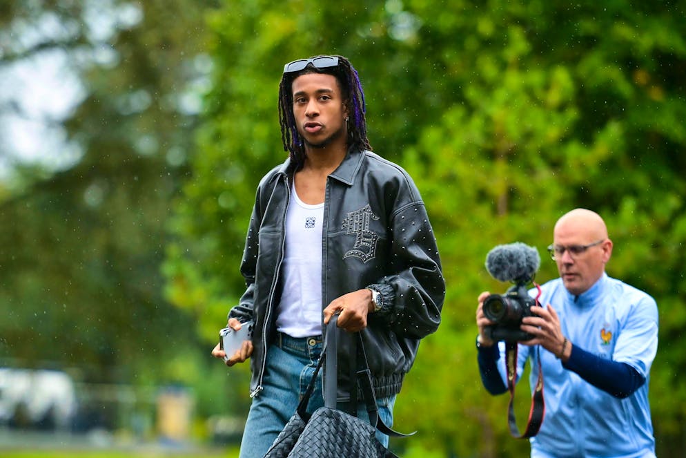 Le stelle francesi alla sfilata del ritiro della nazionale. La nuova stella del Bayern Michael Olise arriva con una giacca di pelle.