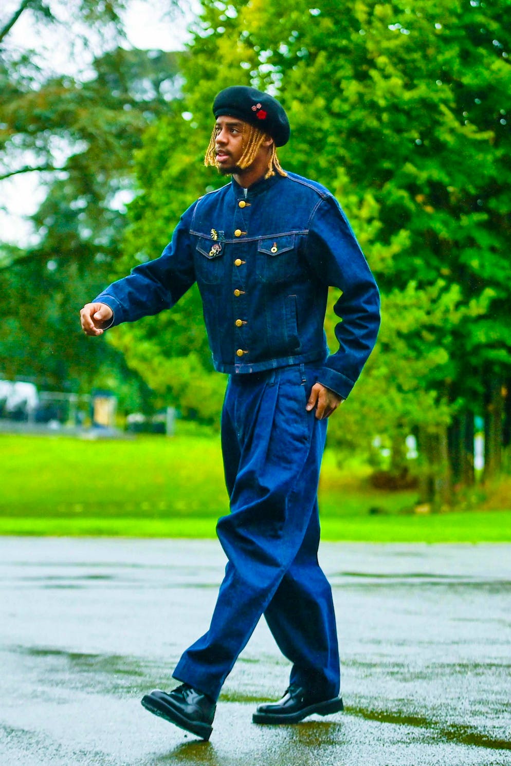 Le stelle francesi alla sfilata del ritiro della nazionale. La stella del PSG Bradley Barcola con un look denim.