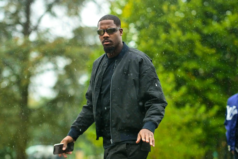 Le stelle francesi alla sfilata del ritiro della nazionale. Mike Maignan sembra un attore di un film d'azione.