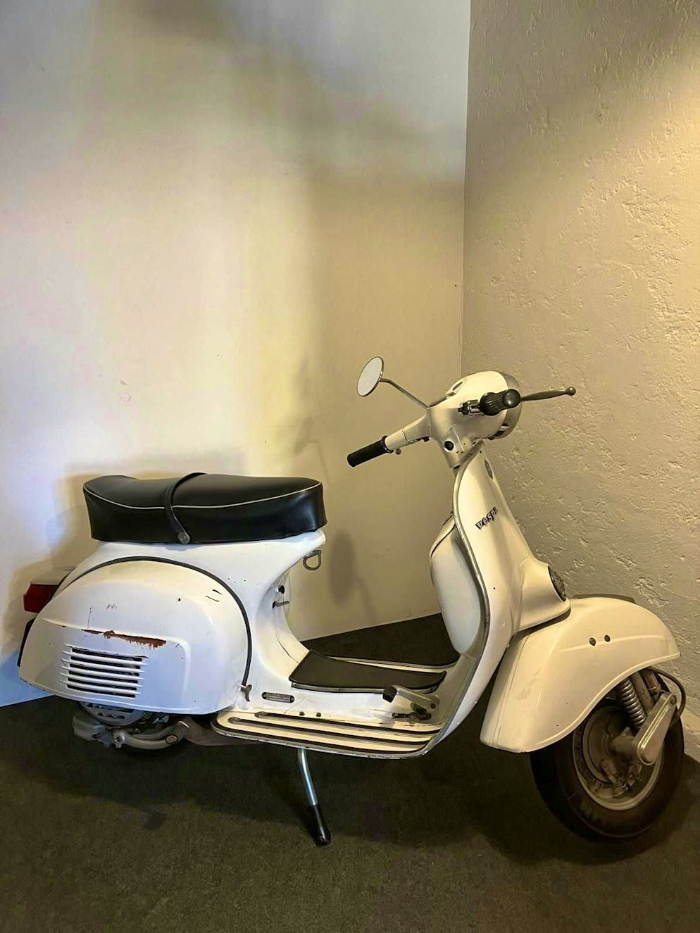 Questa Vespa è in buone condizioni, ma non perfetta. Per questo motivo non ha bisogno di un'ispezione per veicoli d'epoca.