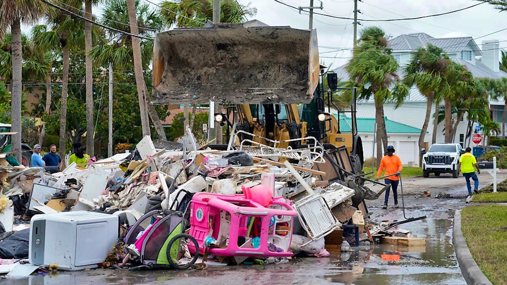 Arbeiter beseitigen die Trümmer des Hurrikans «Helene» in Florida. Foto: Chris O'Meara/AP