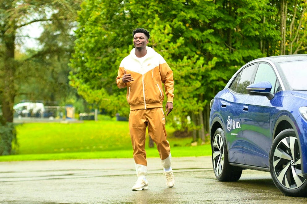 Le stelle francesi alla sfilata del ritiro della nazionale. Il suo collega del Real Aurelien Tchouameni è invece in tuta da ginnastica.