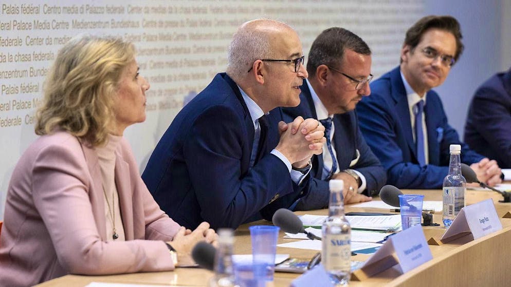 National Councillor Patricia von Falkenstein (LDP/BS) and (from left) National Councillors Gregor Rutz (SPV/ZH), Philipp Matthias Bregy (center/VS) and Olivier Feller (FDP/VD) are campaigning for changes to tenancy law. The vote will take place on November 24.