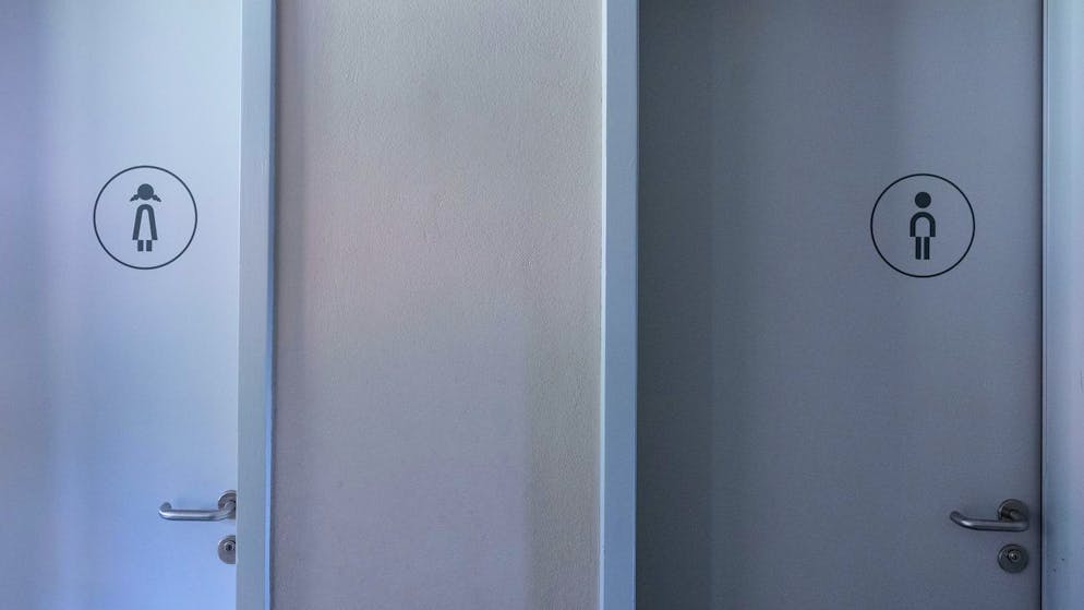 Der Beschuldigte folgte den Buben gezielt auf die Toilette, dann schob er sein Handy unter der Trennwand der Toilettenkabine hindurch, um Filmaufnahmen zu machen.