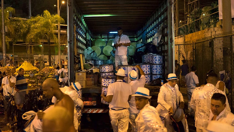 Finita la festa si raccolgono gli strumenti della samba. (foto d'archivio)