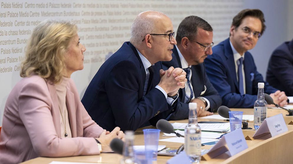 Nationalrätin Patricia von Falkenstein (LDP/BS) sowie (von links) die Nationalräte Nationalrat Gregor Rutz (SPV/ZH), Philipp Matthias Bregy (Mitte/VS) und Olivier Feller (FDP/VD) engagieren sich für Anpassungen im Mietrecht. Abgestimmt wird am 24. November.