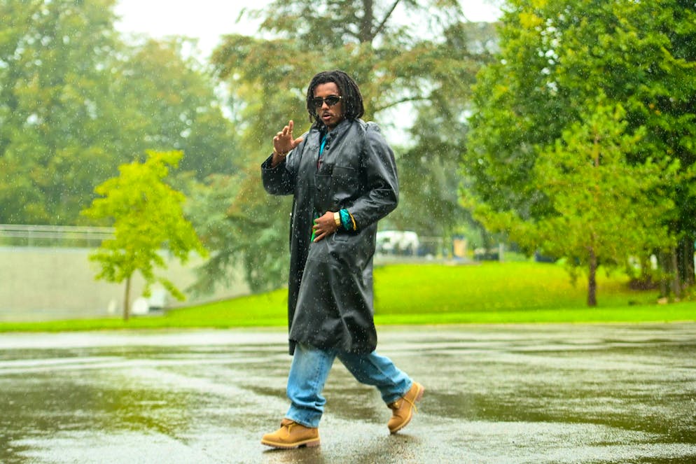 Le stelle francesi alla sfilata del ritiro della nazionale. Jules Koundé si distingue sempre per il suo stile molto particolare...