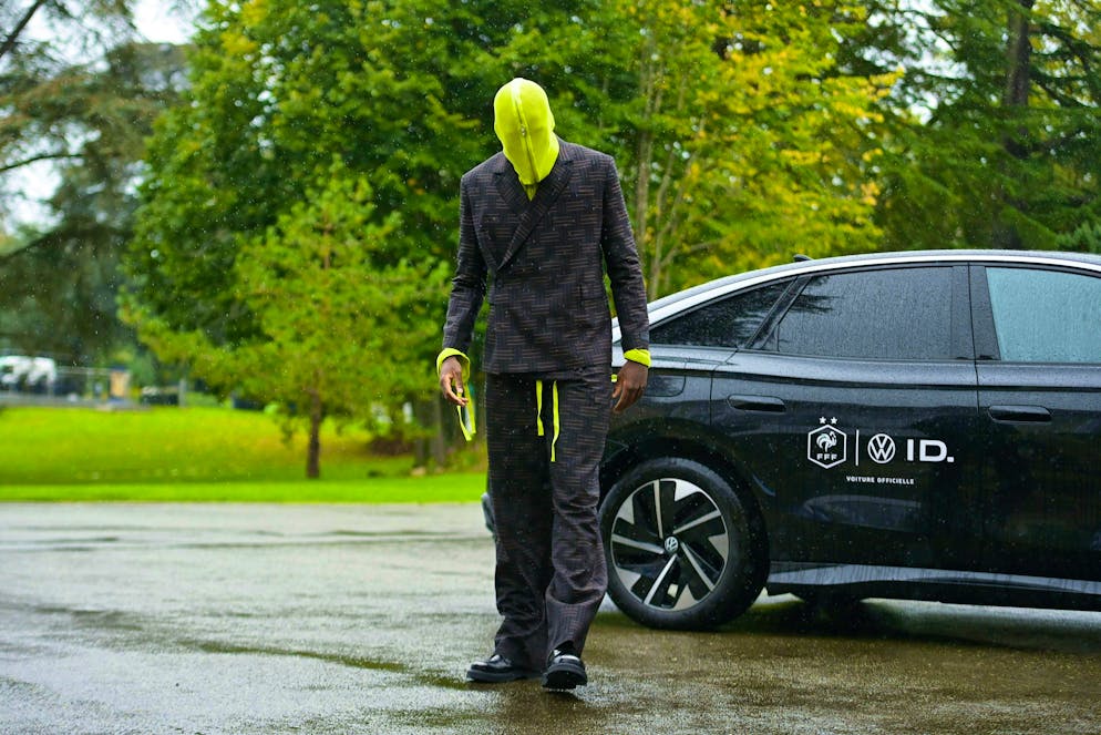 Le stelle francesi alla sfilata del ritiro della nazionale. Chi si nasconde sotto il cappuccio?