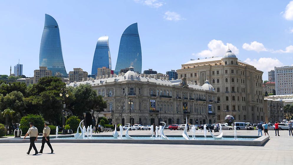 ARCHIV - Blick über den Azneft-Platz nahe der Altstadt von Baku auf die drei Flame Towers, modernes Wahrzeichen der Stadt. Foto: Arne Dedert/dpa