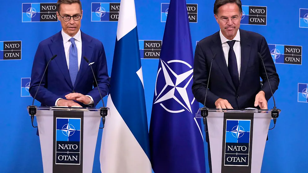 Nato-Generalsekretär Mark Rutte (r) und der finnische Präsident Alexander Stubb nehmen an einer Pressekonferenz im Nato-Hauptquartier teil. Foto: Virginia Mayo/AP/dpa
