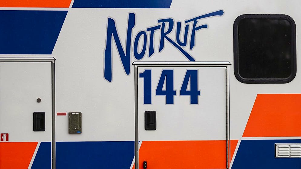 Beim Unfall in Vorderthal SZ standen sowohl die Ambulanz als auch ein Rettungshelikopter im Einsatz. (Symbolbild)