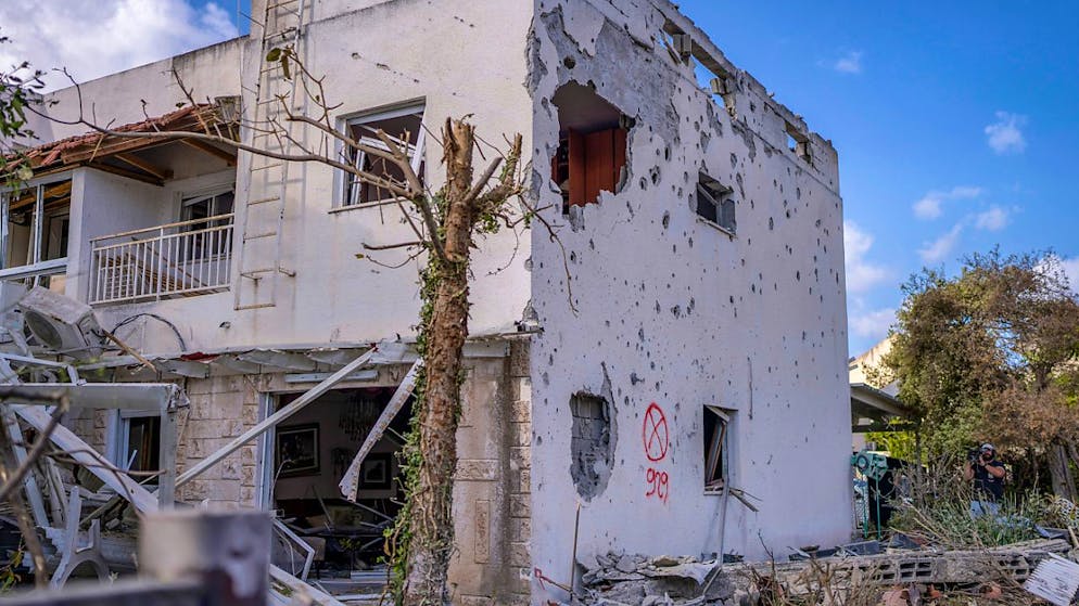 ARCHIV - Ein Blick auf ein beschädigtes Gebäude in der Stadt Kiriat Bialik nach einem früheren Angriff der proiranischen Hisbollah-Miliz aus dem Libanon. Foto: Ilia Yefimovich/dpa