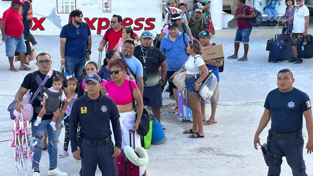 Le autorità stanno sfollando i turisti prima dell'arrivo dell'uragano Milton