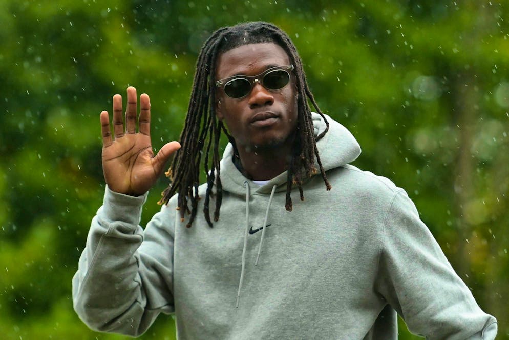 Le stelle francesi alla sfilata del ritiro della nazionale. Eduardo Camavinga si presenta con un look casual.