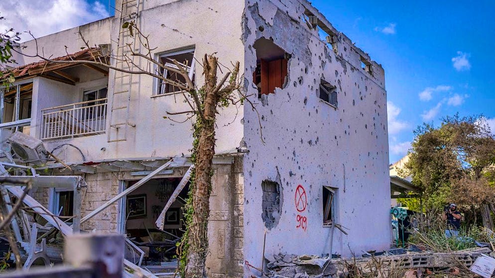 ARCHIVE - A view of a damaged building in the town of Kiriat Bialik after an earlier attack by the pro-Iranian Hezbollah militia from Lebanon. Photo: Ilia Yefimovich/dpa