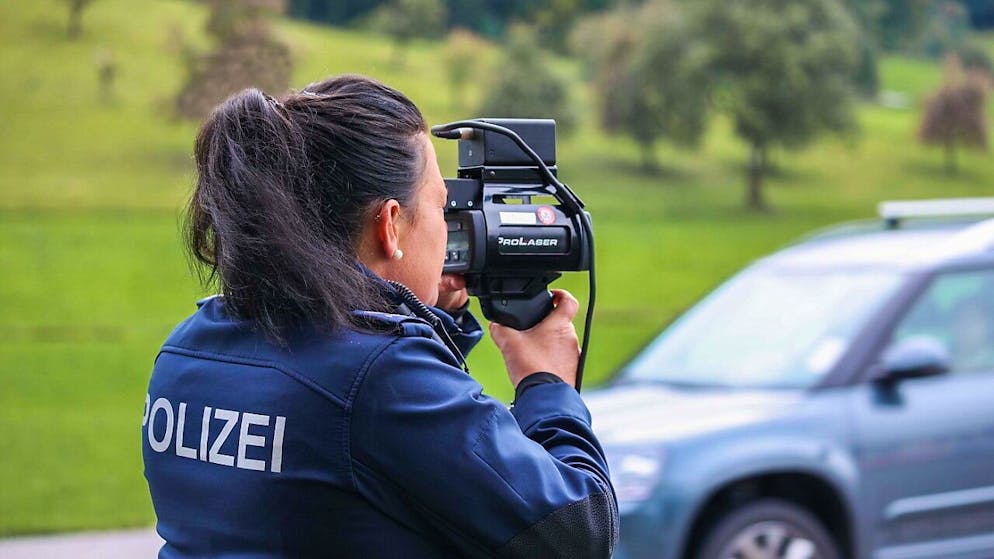 Eine Raserin fuhr in Eschenbach innerorts mit 91 statt der erlaubten 50 Kilometer pro Stunde. (Symbolbild)