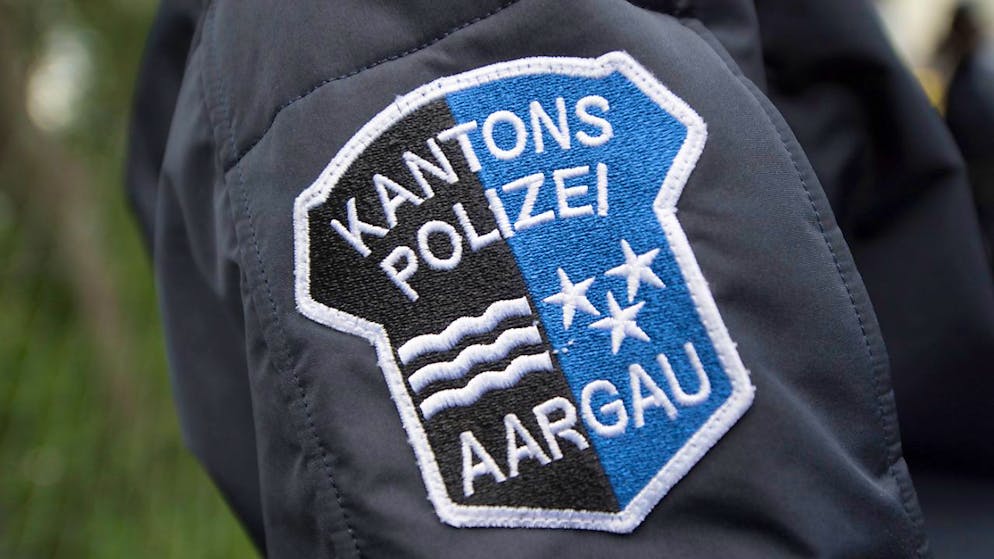 Die Kantonspolizei Aargau sucht Zeugen einer Gewalttat. Ein Mann ist am Samstag in Aarau grundlos niedergeschlagen und verletzt worden. (Symbolbild)
